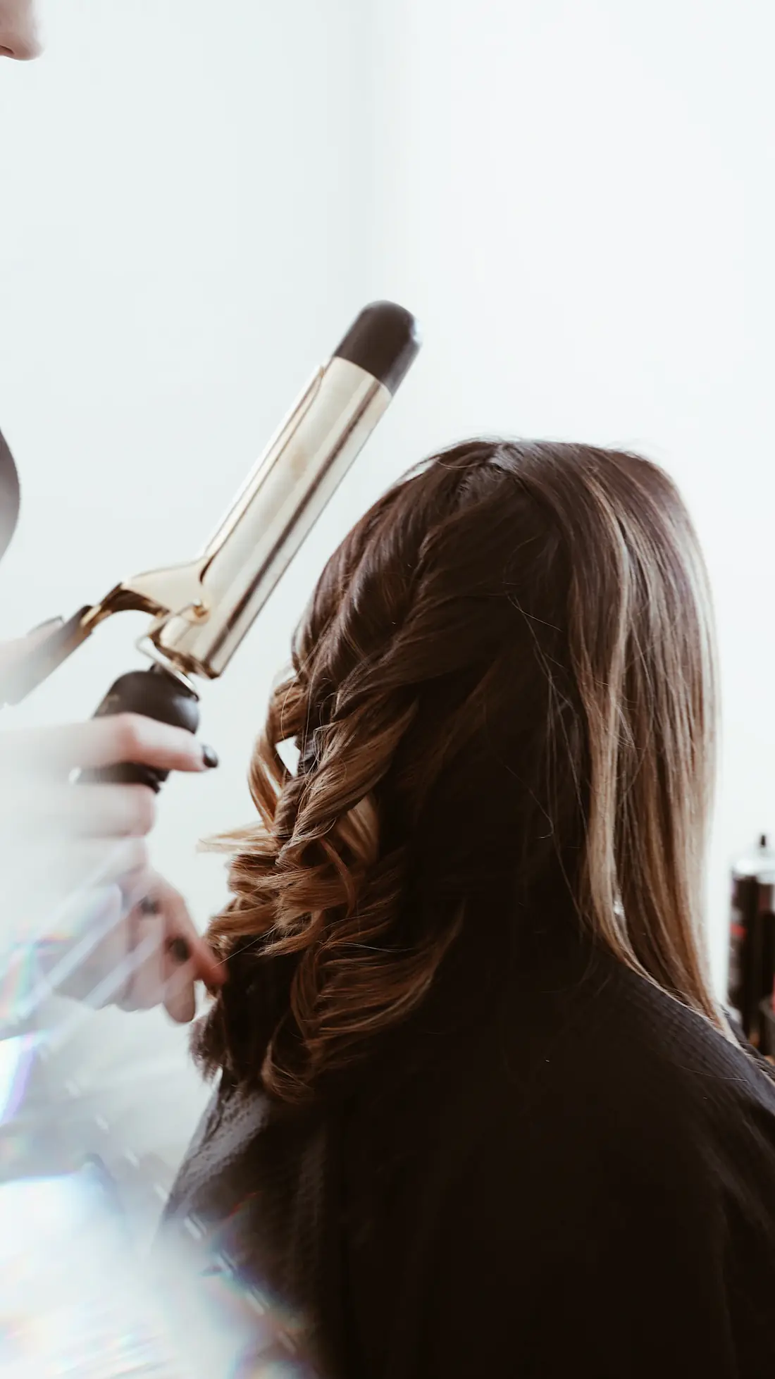Locken werden mit dem Lockenstab geformt
