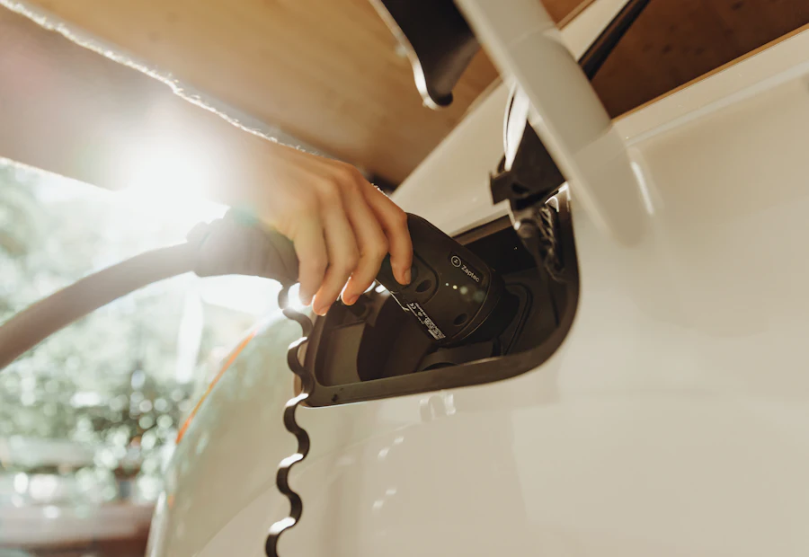 Ladekabel steckt in einem Elektroauto