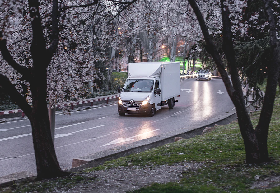 Weißer Transporter auf der Straße