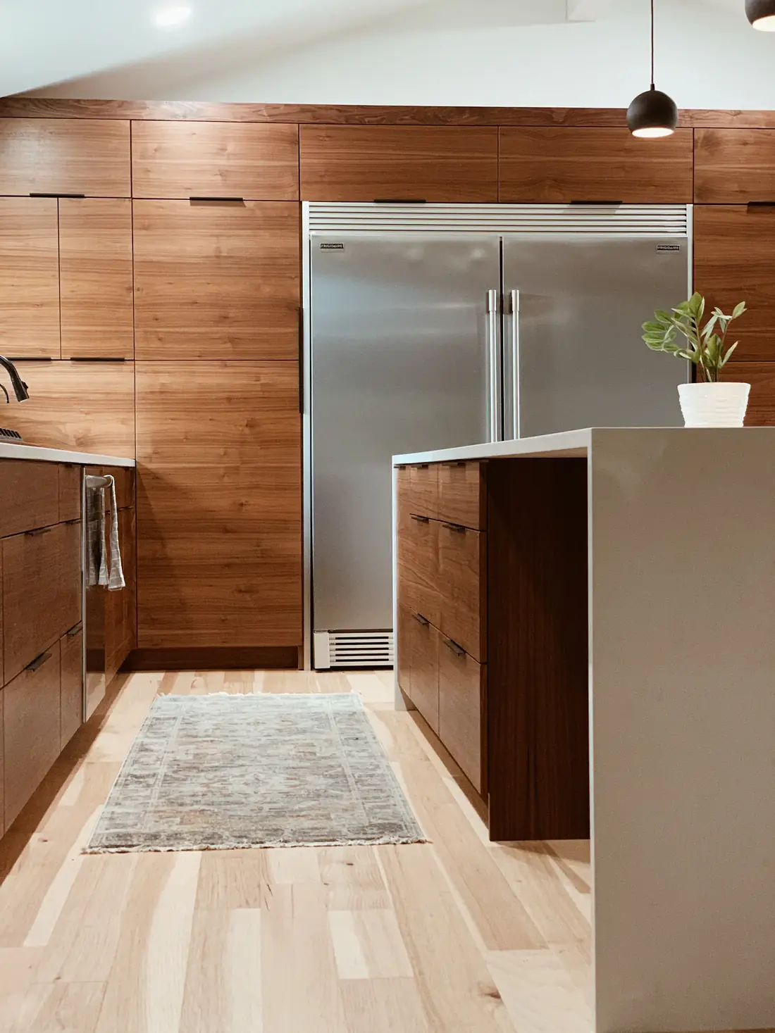 Küche mit Holzfronten und heller Arbeitsplatte