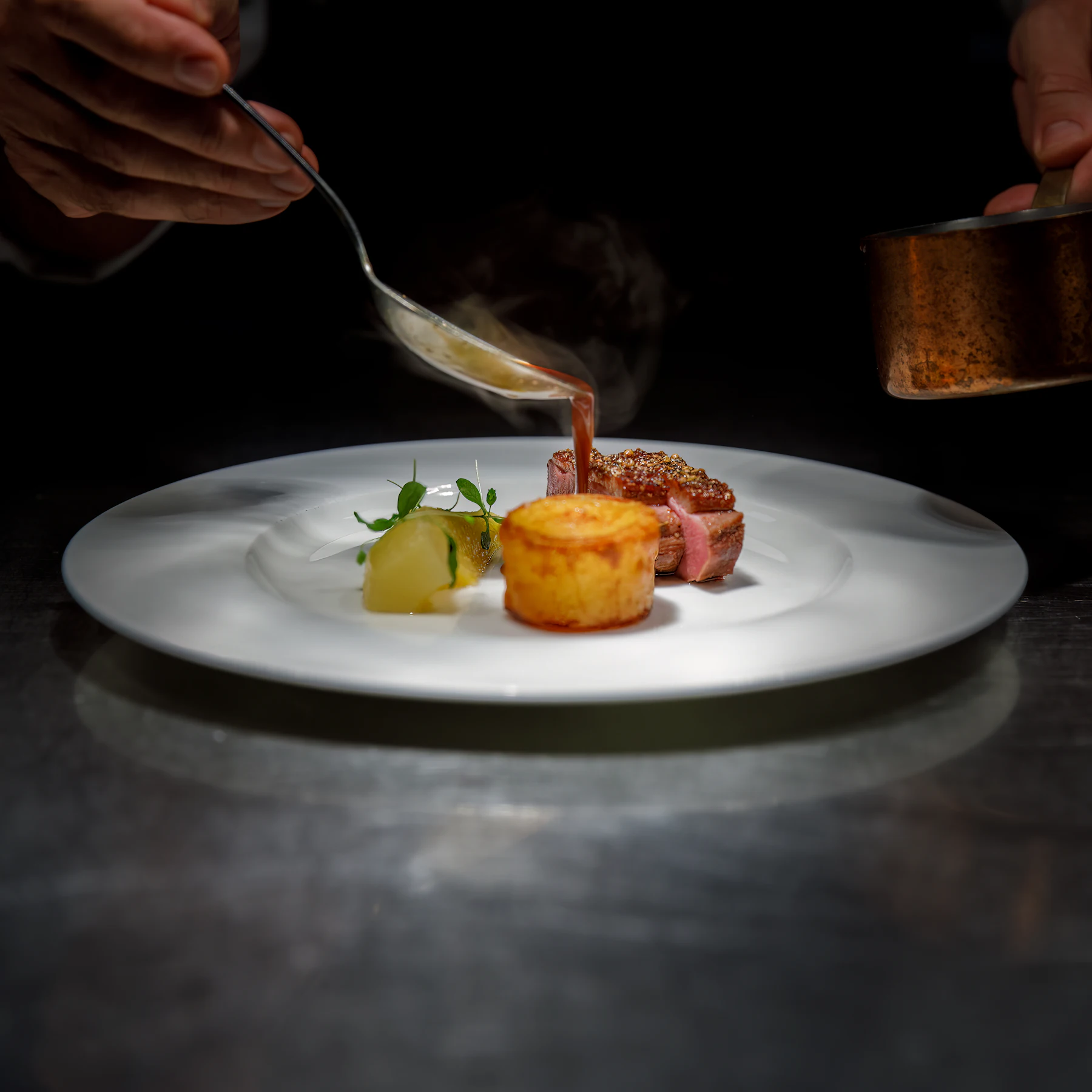 Sauce köchelt im Topf